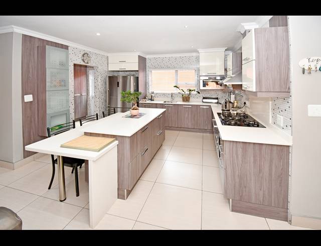 6 BEDROOM HOUSE FOR SALE IN CROWN NORTH